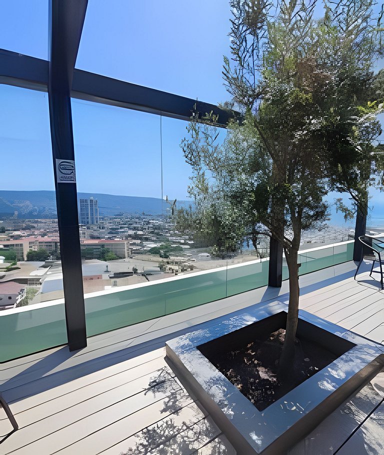 Terraza con vista mar y montaña